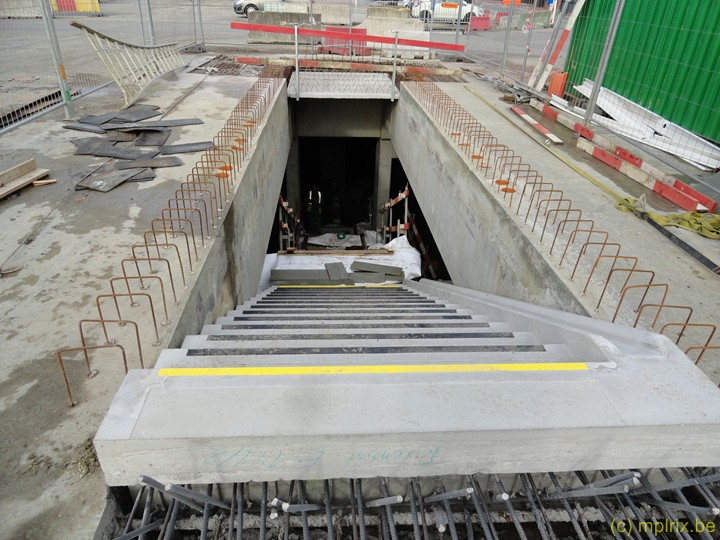 DSC09785.JPG - Mise en place d'un des 4 escaliers d'accès aux nouveaux quais de la gare
